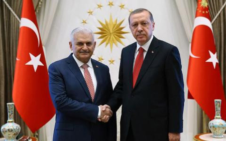 Ông Erdogan (phải) bắt tay tân Thủ tướng Binali Yildirim.